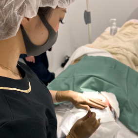 まりこ先生二重施術風景