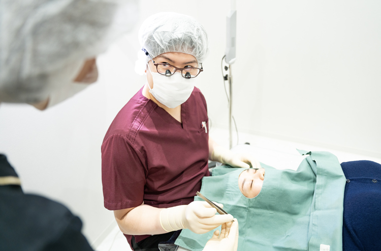 大窪修平医師施術イメージ